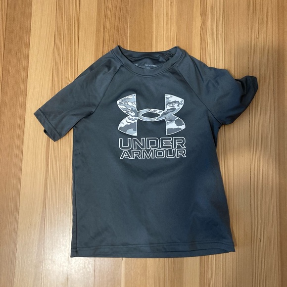 Boys grey under armor shirt - Picture 2 of 2